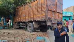 अलीगढ़ में सड़क से 5 फीट ऊंचे मकान में घुसा बेलगाम ट्रक, हादसे के वक्त खाली था घर