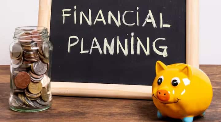 अनेकजण इच्छा पूर्ण करण्यासाठी कर्ज घेतात. कर्जाच्या पैशातून अनेकजण आपल्या आवडीच्या वस्तू खरेदी करण्यासाठी, मोबाईल घेण्यासाठी, शॉपिंग करण्यासाठी कर्ज काढतात. तुम्हीही असे करत अशाल तर ही सवय लगेच मोडा. कारण तुम्ही यामुळे कर्जाच्या विळख्यात अडकू शकता.