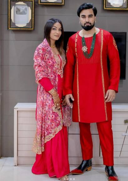 ਅਰਮਾਨ ਅਕਸਰ ਆਪਣੀਆਂ ਦੋਵੇਂ ਪਤਨੀਆਂ ਪਾਇਲ ਮਲਿਕ ਅਤੇ ਕ੍ਰਿਤਿਕਾ ਮਲਿਕ ਨੂੰ ਲੈ ਇੰਟਰਨੈੱਟ ਉੱਪਰ ਛਾਏ ਰਹਿੰਦੇ ਹਨ। ਇਨ੍ਹੀਂ ਦਿਨੀਂ ਅਰਮਾਨ ਬਾਰੇ ਚਰਚਾ ਹੋ ਰਹੀ ਹੈ ਕਿ ਉਨ੍ਹਾਂ ਨੇ ਚੌਥੀ ਵਾਰ ਵਿਆਹ ਕਰ ਲਿਆ ਹੈ। ਇਹ ਦਾਅਵਾ ਅਸੀਂ ਨਹੀਂ ਕਰ ਰਹੇ, ਬਲਕਿ ਸੋਸ਼ਲ ਮੀਡੀਆ 'ਤੇ ਤਸਵੀਰਾਂ ਸਾਹਮਣੇ ਆਈਆਂ ਹਨ, ਜੋ ਖੁਦ ਅਰਮਾਨ ਨੇ ਸ਼ੇਅਰ ਕੀਤੀਆਂ ਹਨ। ਹਾਲਾਂਕਿ ਹੁਣ ਇਨ੍ਹਾਂ ਤਸਵੀਰਾਂ 'ਤੇ ਅਰਮਾਨ ਮਲਿਕ ਦੀ ਦੂਜੀ ਅਤੇ ਤੀਜੀ ਪਤਨੀਆਂ ਨੇ ਆਪਣੀ ਪ੍ਰਤੀਕਿਰਿਆ ਦਿੱਤੀ ਹੈ।