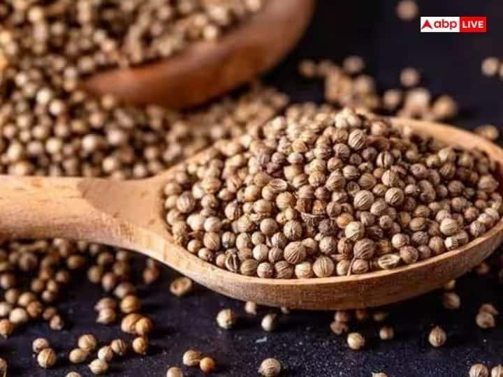 धनत्रयोदशीच्या दिवशी धणे नक्की विकत घ्या. यासाठी तुम्ही 10 रुपयांचं धण्याचं पॅकेट खरेदी करुन देवघरात ठेवू शकता. दिवाळीच्या दिवशी देवी लक्ष्मीसह धणे ठेवून पूजा करा आणि पुढच्या दिवशी झाडाच्या कुंडीत घालून ठेवा.