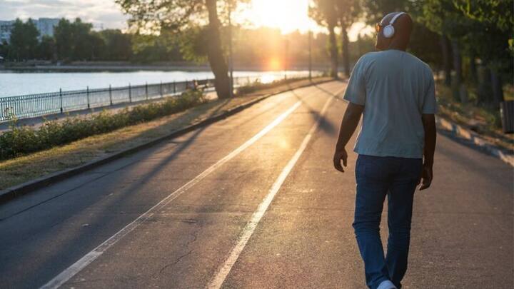 হাঁটার জন্য ভাল জুতো পড়াও জরুরি। জুতো ঠিকঠাক না পড়লে হজমের সমস্যা দেখা দিতে পারে। পায়েও ব্যথা দেখা দিতে পারে।