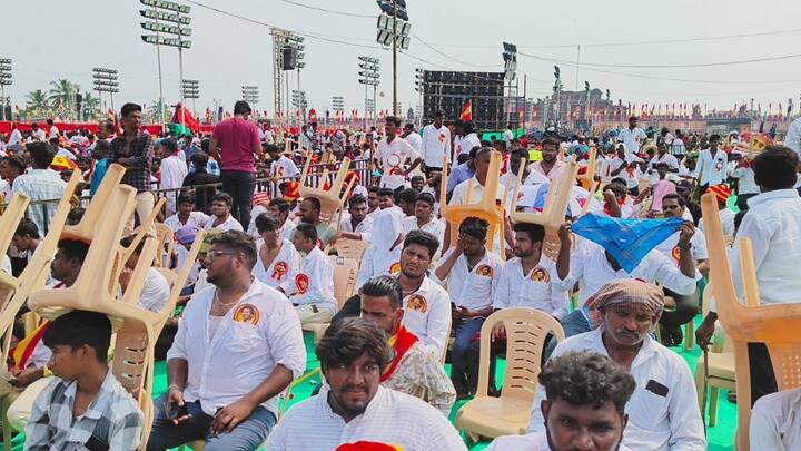 தமிழக வெற்றிக கழக மாநாட்டில், தமிழ்த்தாய் பாடலையடுத்து, ”பிறப்பொக்கும் எல்லாம் உயிர்க்கும்” என தொடங்கி, உறுதிமொழியை தவெக கட்சியினர் ஏற்றுக் கொண்டனர்.