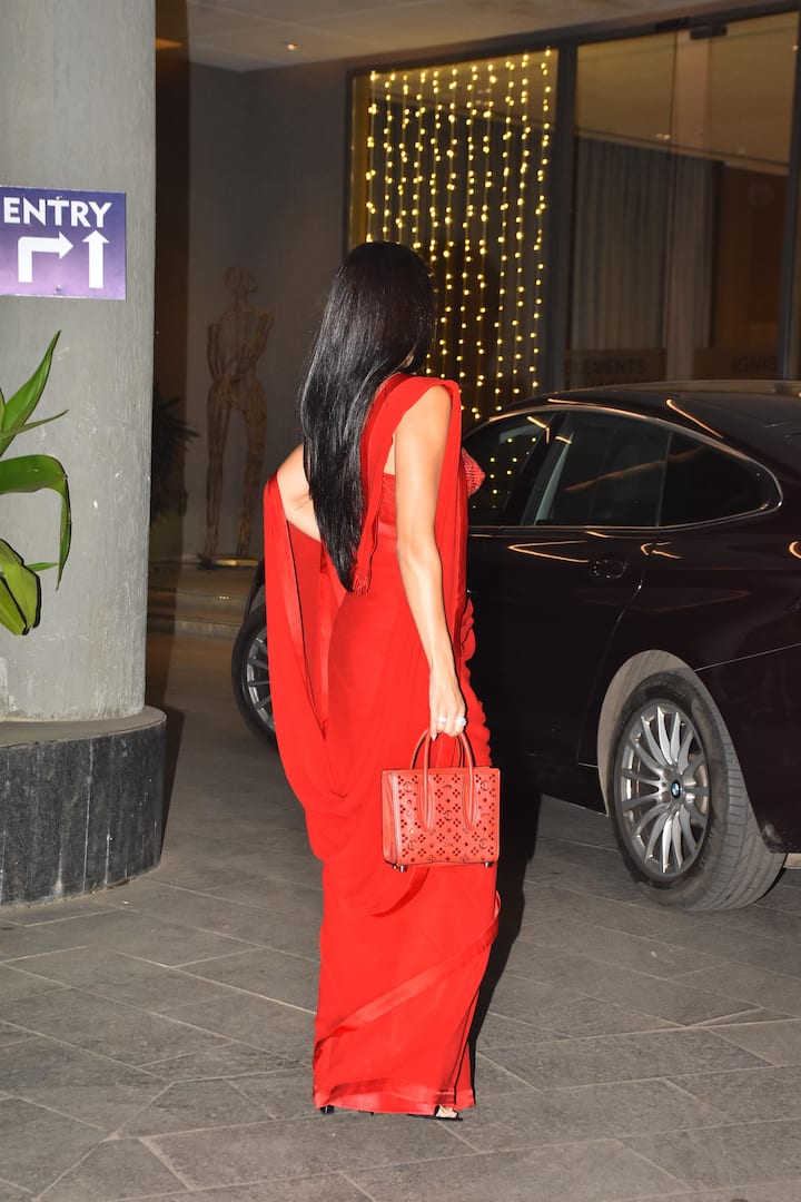 Natasha completed her look with no jewelery and open hair. During this time she was also carrying a red hand bag.