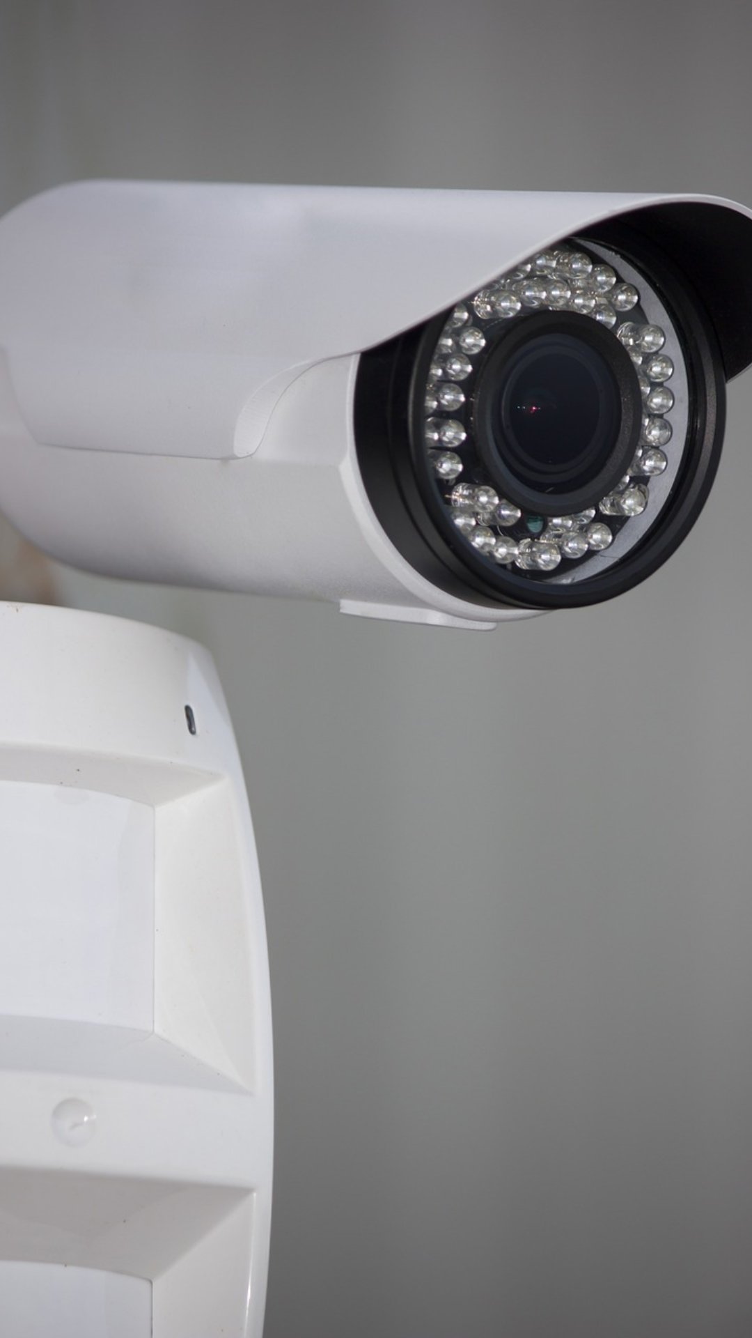 CCTV कैमरे का मुख्य उद्देश्य निगरानी करना और सुरक्षा बढ़ाना है. इसका इस्तेमाल सार्वजनिक स्थानों, कार्यालयों, घरों और दुकानों में होता है.