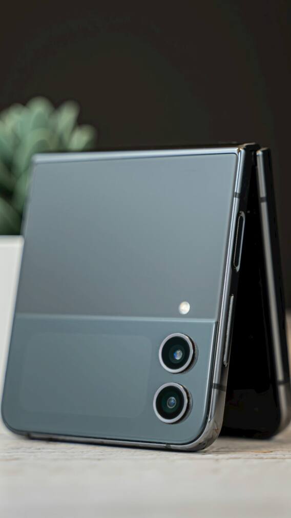 10 प्वाइंट्स में समझें क्यों iPhone से बेहतर माने जाते हैं Foldable Smartphones!