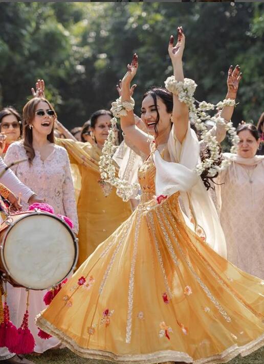 सुरभि और सुमित के अलावा परिवार वाले और उनके फ्रेंड्स नजर आ रहे हैं.