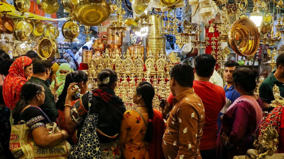 दिवाली को लेकर दिल्ली में शॉपिंग का क्रेज, धनतेरस पर इतने हजार करोड़ रुपये के व्यापार का अनुमान