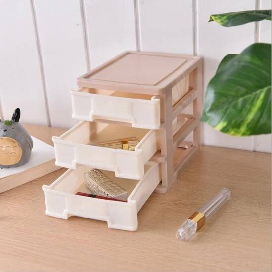 धनत्रयोदशीच्या दिवशी प्लास्टिकपासून बनवलेल्या वस्तूंची देखील खरेदी करणं अशुभ मानलं जातं.