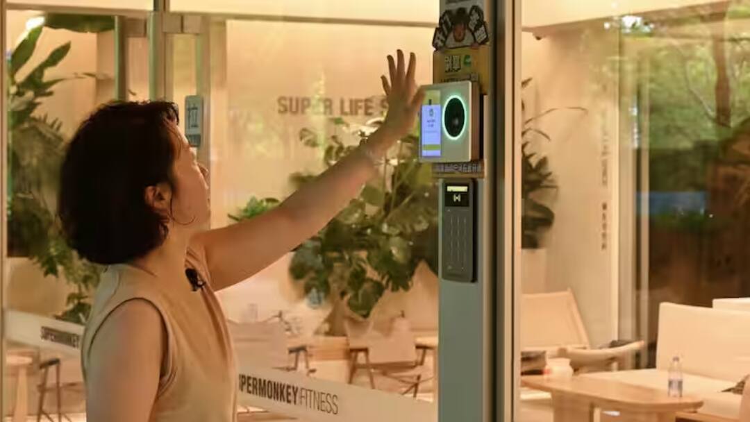 China Palm Payment System Videos Getting Viral Checl Details China Palm Payment System: చెయ్యి ఊపితే అకౌంట్లో డబ్బులు కట్ - ఆశ్చర్యపరుస్తున్న చైనా టెక్నాలజీ!