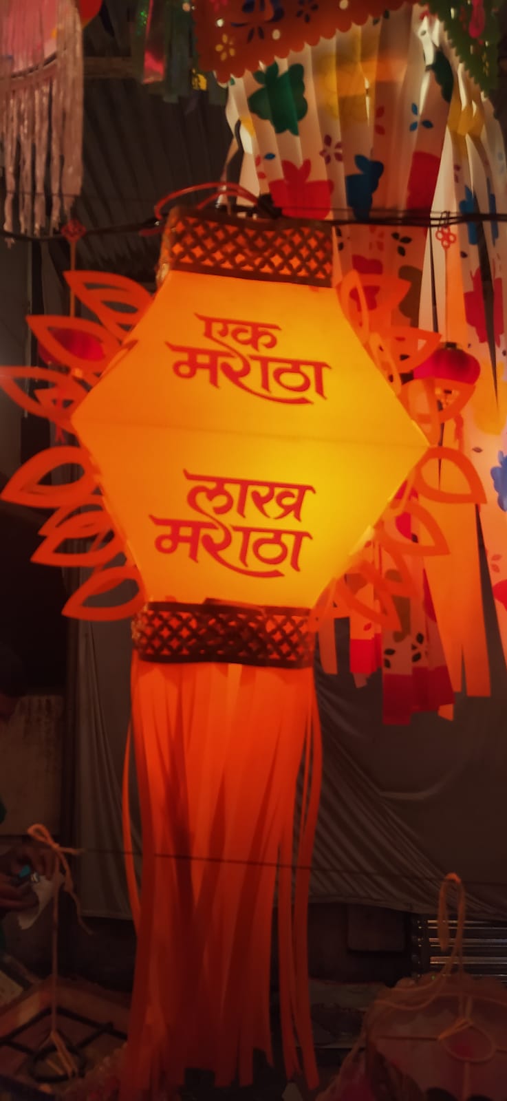 Manoj Jarange on lanterns : मराठवाड्यातील दिवाळसणावरही जरांगे फॅक्टरचा प्रभाव, बाजारपेठेत जरांगेंचा फोटो असलेले 'एक मराठा लाख मराठा' कंदीलांची चलती