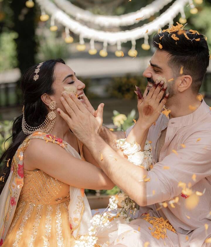 Take a look at this adorable haldi ceremony picture, which seems to have been done with sandalwood paste and flowers.