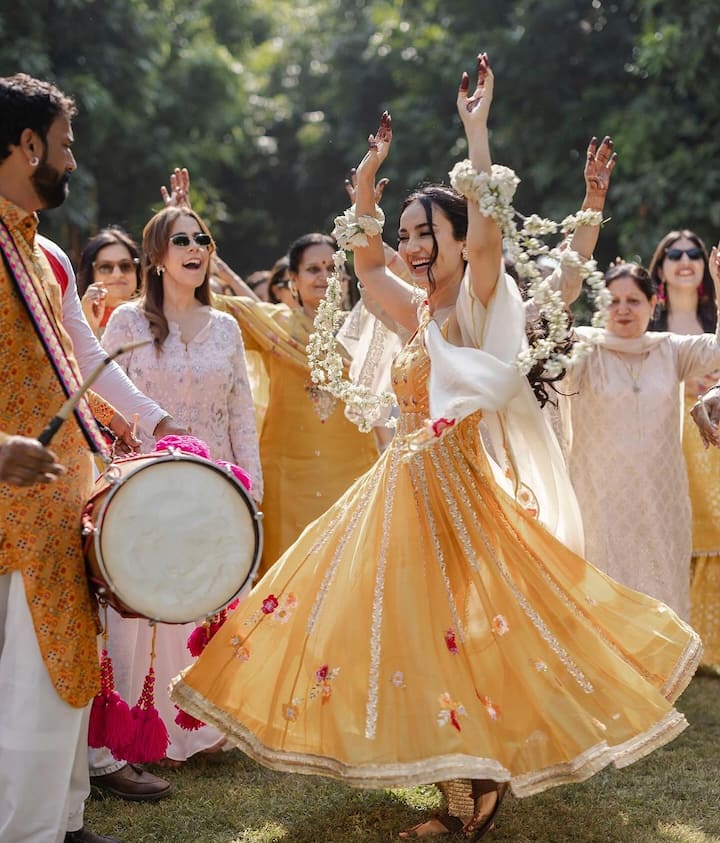 Surbhi wore a yellow anarkali suit with a white dupatta and bangles made of white flowers, she also opted a bare minimal accessories look.
