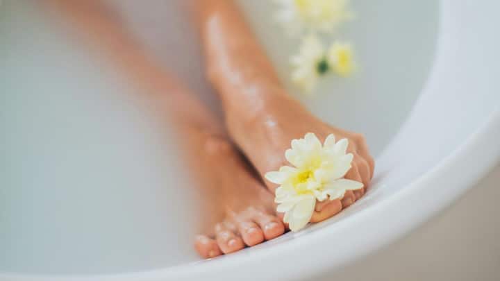 যাঁদের সারাবছরই গোড়ালি ফেটে যাওয়ার সমস্যা দেখা দেয়, তাঁরা একটু বেশি সতর্ক থাকুন। মধ্যবিত্তের বাড়িতে থাকা সহজলভ্য কয়েকটি উপকরণ দিয়েই গোড়ালি ফেটে যাওয়ার সমস্যা দূর করা সম্ভব।