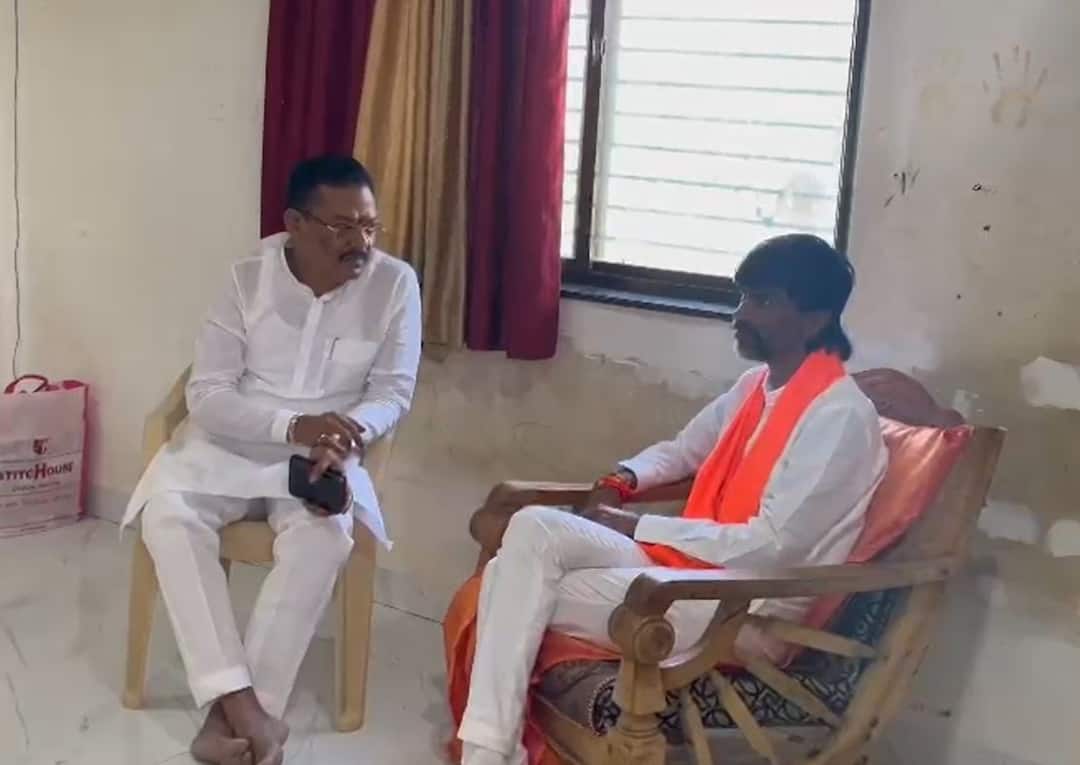 Maharashtra Vidhansabha election 2024 Shiv Sena Shinde Group MLA Sanjay Shirsat met Manoj Jarange Patil in Antarwali Sarati शिंदे गटाच्या आमदारांच्या मनोज जरांगेंशी गाठी भेटी वाढल्या, उदय सामंतानंतर संजय शिरसाट भेटीला