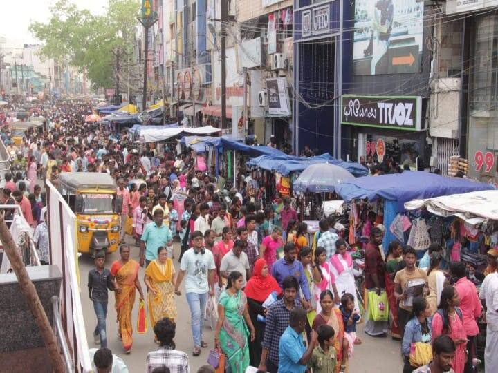 மதுரையில் விடுமுறை நாள் என்பதால் ஏராளமான பொதுமக்களும் ஆர்வமுடன் தீபாவளி பண்டிகையை கொண்டாடுவதற்கு தேவையான பொருட்களை வாங்கிச் சென்றனர்.