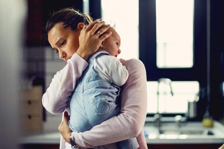 Postpartum depression can appear during pregnancy or up to a year after the child is born. It is a mental illness that negatively affects the way we think, feel or act. Initially, it is difficult to differentiate between postpartum depression and normal stress or fatigue. Feelings of fatigue, sadness, hopelessness during or after pregnancy are not unusual, but daily routines may be affected.