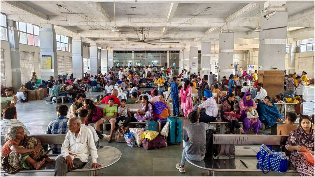 दिवाली और छठ पर मुंबई के इन रेलवे स्टेशन पर नहीं मिलेंगे प्लेटफॉर्म टिकट, जानें क्या है वजह? western railways restricted sell of platform ticket in some railway stations in mumbai दिवाली और छठ पर मुंबई के इन रेलवे स्टेशन पर नहीं मिलेंगे प्लेटफॉर्म टिकट, जानें क्या है वजह?