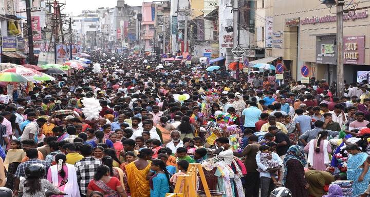 தீபாவளி பண்டிகைக்கு இன்னும் 3 நாட்களே உள்ள நிலையில் மதுரையில் உள்ள 4மாசி வீதிகள், விளக்குத்துண் கீழவாசல் பகுதியில் அதிகளவு கூட்டத்தை பார்க்க முடிந்தது.