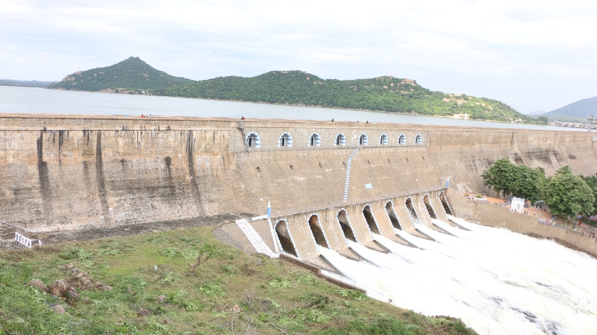 Mettur Dam: திடீர் சரிவு... மேட்டூர் அணையின் நீர்வரத்து 33,148 கன அடியில் இருந்து 30,475 கன அடியாக குறைந்தது.