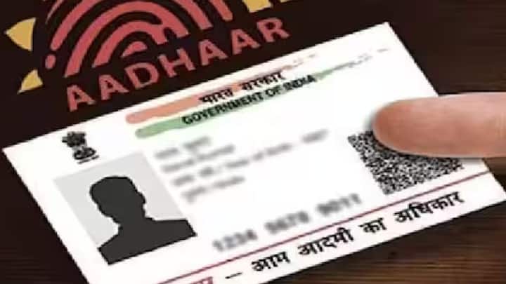 আপডেট করার জন্য নির্দিষ্ট সরকার নির্ধারিত মূল্য রয়েছে, আধার সেন্টারে আপডেট করানোর পরে এই টাকা দিতে হবে।