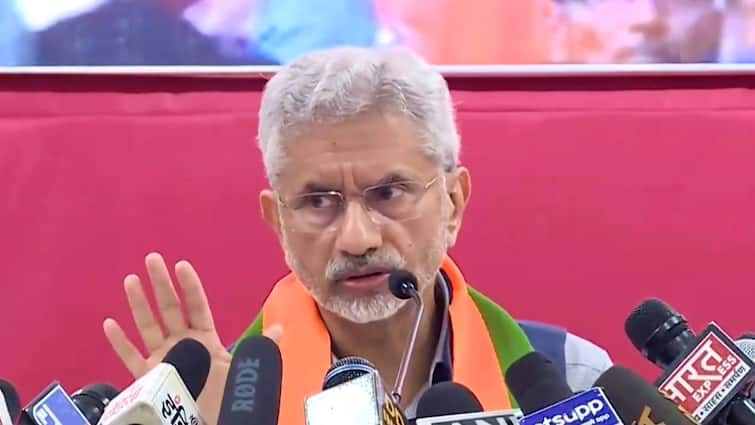 Khalistani extremists try to attack S Jaishankar in London tear Indian flag S Jaishankar: লন্ডনে বিদেশমন্ত্রী এস জয়শঙ্করের গাড়িতে হামলা, ছেঁড়া হল ভারতের পতাকা