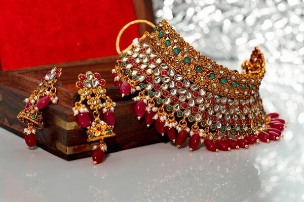 धनत्रयोदशीच्या दिवशी सोनं आणि चांदीपासून बनवलेल्या वस्तू शुभ मानल्या जातात. मात्र, या दिवशी आर्टिफिशियल ज्वेलरीची खरेदी करु नये.