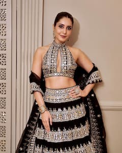 Raashi Khanna: దీపావళి మతాబులా... రాశి ఖన్నా అందాల వెలుగులు, లెహంగాలో మెరుపుల్