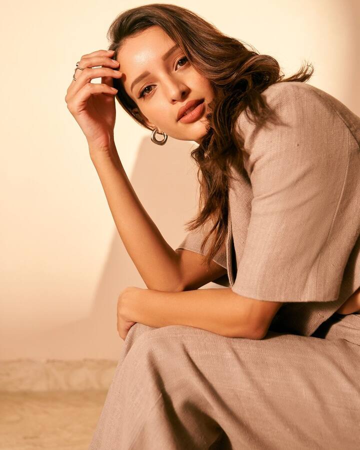 इस फिल्म में तृप्ति डिमरी की जोड़ी टैलेंटिड एक्टर राजकुमार राव संग देखने को मिली है. फिल्म बॉक्स ऑफिस पर अच्छा कलेक्शन कर रही है.