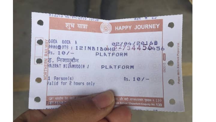 उत्तर भारताकडे जाणाऱ्या लांब पल्ल्याच्या एक्स्प्रेस गाड्या सुटणाऱ्या मुंबईतील वांद्रे टर्मिनसवर रविवारी पहाटे चेंगराचेंगरीची घटना घडली. रेल्वे पोलिसांच्या माहितीनुसार, या दुर्घटनेत 9 जण जखमी झाले असून यापैकी दोघांची प्रकृती गंभीर आहे.