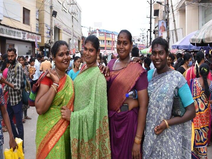 மதுரையில் தீபாவளி கூட்டத்தில் புகைப்படம் எடுத்துக் கொண்ட திருநங்கைகள்.