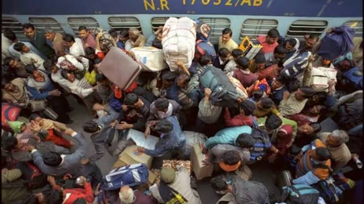 मुंबईतील छत्रपती शिवाजी महाराज टर्मिनस, दादर, लोकमान्य टिळक टर्मिनस, ठाणे, कल्याण येथील रेल्वे स्थानकावरील प्लॅटफॉर्म तिकीट विक्री बंद करण्यात आली आहे.