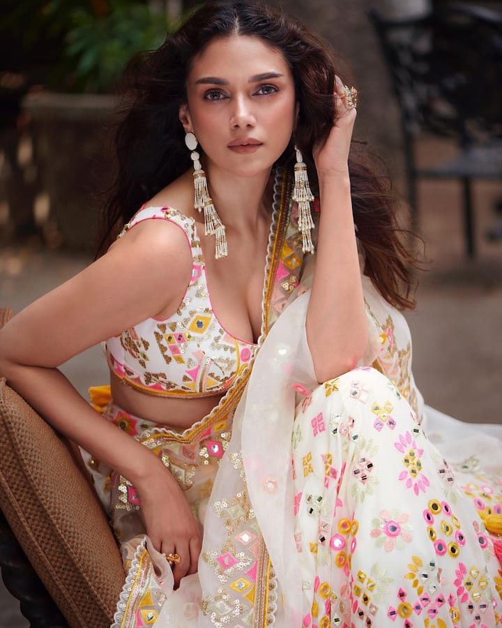 Aditi Rao Hydari's name is included among the actresses. Apart from her acting, she also wins people's hearts with her beauty. Recently the actress married actor Siddharth. These days the couple is living their happy married life.