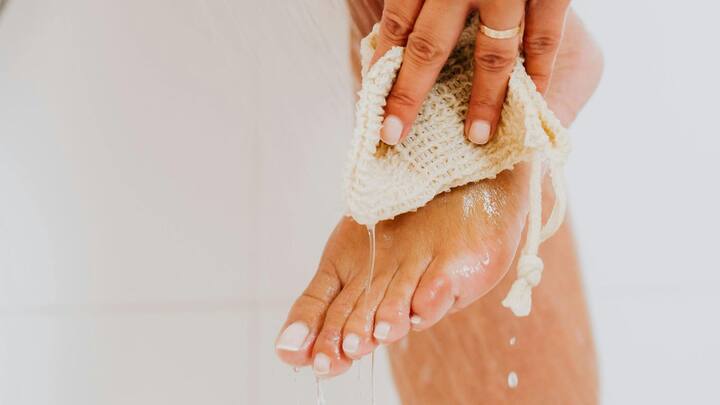 গোড়ালির অংশের ত্বক অত্যন্ত রুক্ষ, শুষ্ক হয়ে গেলে হাঁটাচলার চাপে তা ফেটে গিয়ে দাগ বসে যায়। এই সমস্যা দূর করার জন্য মধুর সঙ্গে পাতিলেবুর রস আর সামান্য চিনি মিশিয়ে ব্যবহার করতে পারেন ফুট মাস্ক হিসেবে।