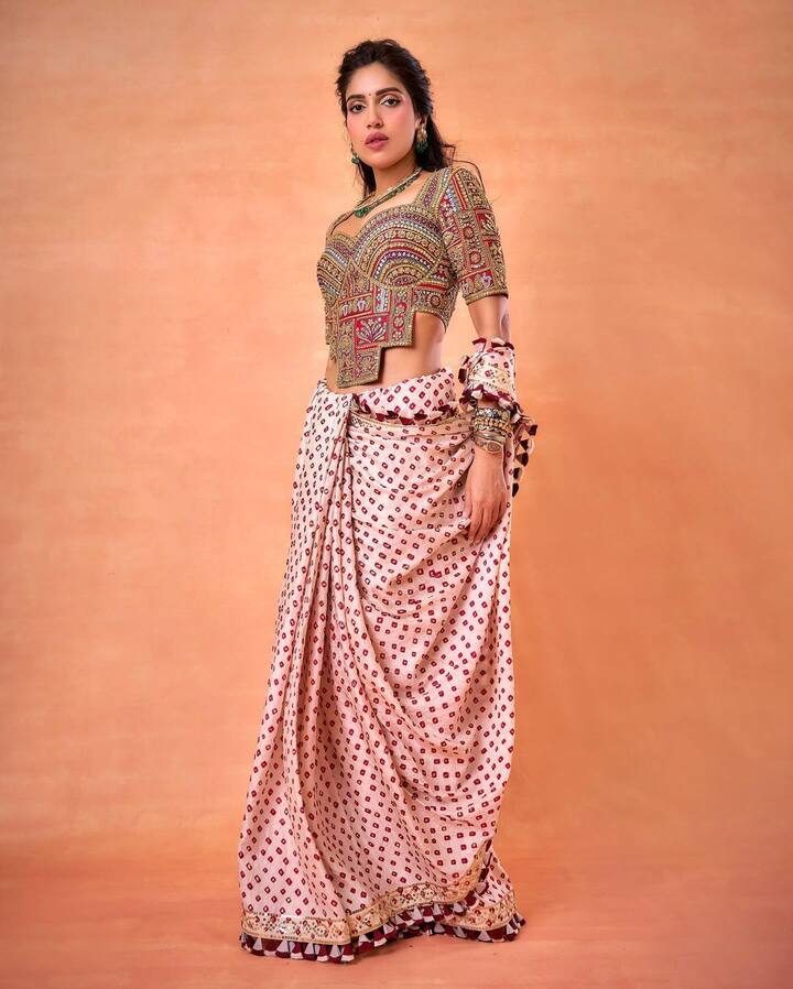 The corset blouse with a pink-dotted lehenga saree looked stunning on Bhumi.