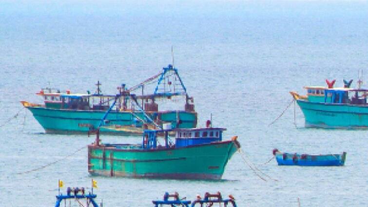 Sri Lanka Navy arrested 12 fishermen from Tamil Nadu TN Fishermen Arrest: மீண்டும் கொடுமை - தமிழக மீனவர்கள் 12 பேரை கைது செய்த இலங்கை கடற்படை