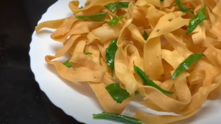 தேவையானவை: ஆப்பிள் துண்டுகள் 8. கடலை மாவு, அரிசி மாவு - தலா 1 கப், மிளகாய்த்தூள் - % டீஸ்பூன், வெண் ணெய் - 1 டீஸ்பூன், உப்பு, எண்ணெய் - தேவையான அளவு.