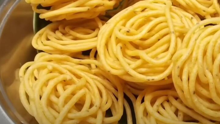 கருப்புகவுனி அரிசியை 2 மணி நேரம் ஊறவைத்து பொட்டு கடலை சேர்த்து நைசாக அரைத் துக் கொள்ளவும்.