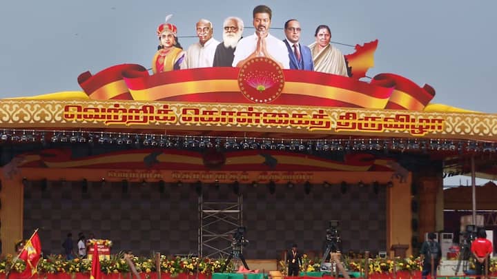 தமிழக வெற்றிக் கழகத்தின் மாநாடு தொடங்கிய நிலையில், கலை நிகழ்ச்சிகள் தொடங்கியது. தமிழ் பாரம்பரிய கலை நிகழ்ச்சிகளுடன் மாநாடு தொடங்கியது.