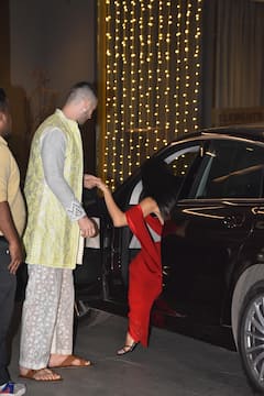 Diwali 2024: कार से उतारा, साथ दिए पोज... रूमर्ड बॉयफ्रेंड संग दिवाली पार्टी में पहुंचीं नताशा स्टेनकोविक, लाल साड़ी में लगीं खूबसूरत