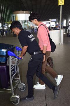 एयरपोर्ट पर अपनी नई नवेली दुल्हन संग पोज देने से सिद्धार्थ ने किया इनकार, पति को ताकती रह गई अदिति राव हैदरी