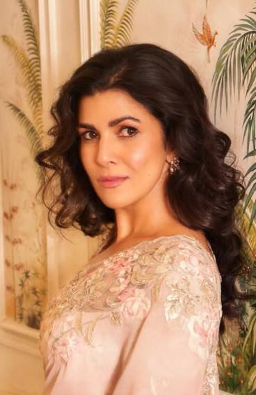 ਧੀ ਨਾਲ ਨਵੇਂ ਘਰ 'ਚ ਸ਼ਿਫਟ ਹੋਵੇਗੀ ਐਸ਼ਵਰਿਆ! ਤਲਾਕ ਦੀਆਂ ਅਫਵਾਹਾਂ ਵਿਚਾਲੇ ਲੋਕ ਇਹ ਵੀ ਕਹਿ ਰਹੇ ਹਨ ਕਿ ਐਸ਼ਵਰਿਆ ਰਾਏ ਆਉਣ ਵਾਲੇ ਦਿਨਾਂ 'ਚ ਬੇਟੀ ਆਰਾਧਿਆ ਨਾਲ ਅਭਿਸ਼ੇਕ ਦਾ ਘਰ ਛੱਡ ਕੇ ਨਵੇਂ ਬੰਗਲੇ 'ਚ ਸ਼ਿਫਟ ਹੋ ਜਾਵੇਗੀ। ਵੈਸੇ ਤੁਹਾਨੂੰ ਦੱਸ ਦੇਈਏ ਕਿ ਇਹ ਸਿਰਫ ਲੋਕਾਂ ਦਾ ਮੰਨਣਾ ਹੈ ਕਿ ਇਨ੍ਹਾਂ ਅਫਵਾਹਾਂ ਦੀ ਸੱਚਾਈ ਅਜੇ ਸਾਹਮਣੇ ਨਹੀਂ ਆਈ ਹੈ।