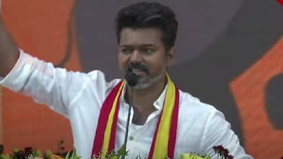 TVK Vijay speech in vikkiravandi attack DMK BJP பாம்பா இருந்தாலும் பாலிடிக்ஸா இருந்தாலும் பயம் இல்லை: அதிரடியாக தொடங்கிய தவெக தலைவர் விஜய்