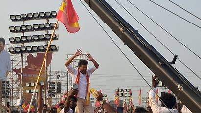 மாநாட்டு மேடைக்கு வந்த விஜய், சில தூரம் நடந்து சென்றார். அப்போது தொண்டர்களிடமிருந்து பறந்துவந்த கட்சி துண்டை, கழுத்தில் போட்டுக் கொண்டார் விஜய்.தமிழக வெற்றிக் கழகம் தலைவர் விஜய், சுதந்திர போராட்ட தியாகிகளுக்கு மலர் தூவி மரியாதை செலுத்தினார்.