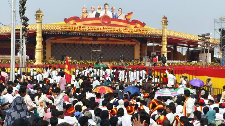ஊழலற்ற நிர்வாகத்தை கொண்டு வருவது தவெகவின் கொள்கை. ஆண், பெண், மூன்றாம் பாலினத்தவர், மாற்றுத்திறனாளிகள் ஆகியோரை சமமாக நடத்துவதே கொள்கை. அனைவருக்கும் விகிதாச்சாரப்படி இட ஒதுக்கீடு வழங்குவதே சமூக நீதி என்பது தவெகவின் கொள்கை” எனத் தெரிவித்தார்.