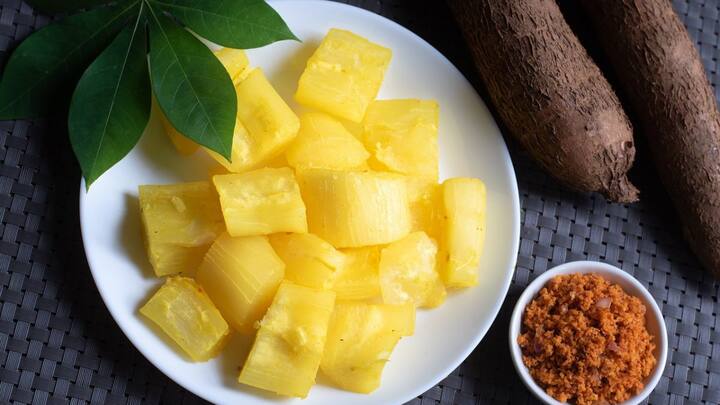 . கடாயில் எண்ணெய் ஊற்றி காய்ந்ததும் பிசைந்த மாவை முறுக்கு அச்சில் போட்டு பிழிந்து பொன்னிறமாகப் பொரித்து எடுக்கவும். எள்ளுக்கு பதில் ஓமம் சேர்க்கலாம்.