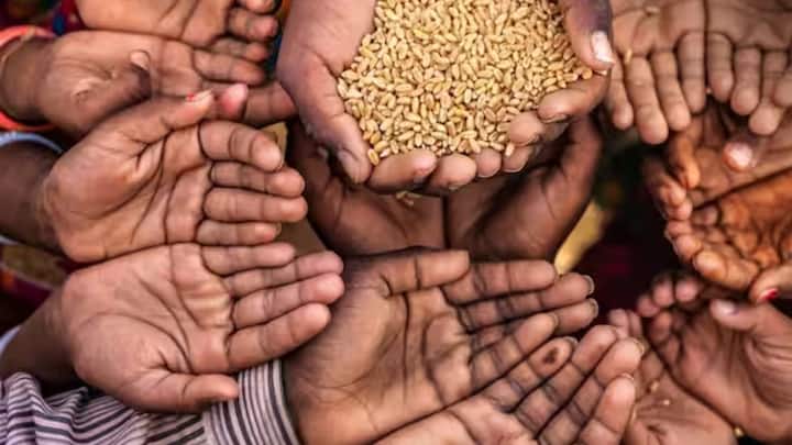 भारत में बहुत से ऐसे लोग हैं गरीबी रेखा के नीचे जीवन यापन कर रहे हैं. ऐसे बहुत से लोगों के पास दो वक्त के खाने तक के लिए पैसे नहीं होते. भारत सरकार इस तरह के लोगों को कम कीमत पर राशन उपलब्ध करवाती है.