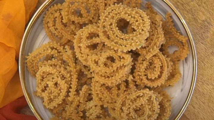 மரவள்ளிக்கிழங்கு மாவு கிடைக்கவில்லை என்றால் மரவள்ளிக் கிழங்கை வேகவைத்து தோலுரித்து முறுக்கு மாவுப் பதத்தில் கெட்டியாக அரைக்கலாம்.