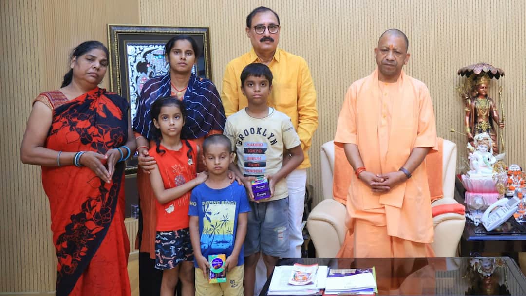 CM Yogi Adityanath meets the family members of Mohit Pandey Died in police custody पुलिस की क्रूरता का शिकार हुए मोहित पांडेय के परिवार से मिले CM योगी, दिया ये आश्वासन
