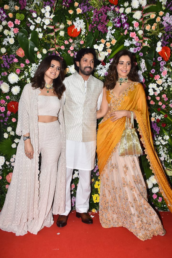 एक्टर विक्रांत मैसी, रिद्धि डोगरा और राशी खन्ना ने साथ में पैपराजी को पोज दिए थे. तीनों एथनिक लुक में कमाल लग रहे थे.