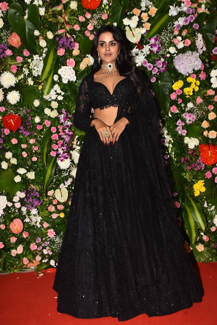 प्रियंका चाहर चौधरी ब्लैक कलर के लहंगे में खूबसूरत दिख रही थीं. उन्होंने स्मोकी आइमेकअप और ओपन हेयर से लुक पूरा किया.